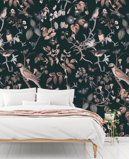 Fondo oscuro con papel pintado de vides y pájaros de color beige y blanco