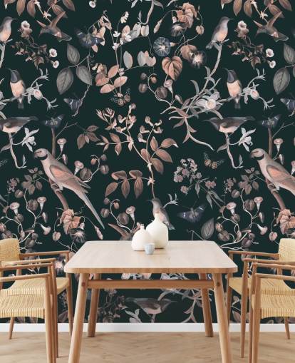 Fondo oscuro con papel pintado de vides y pájaros de color beige y blanco