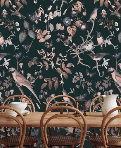 Fondo oscuro con papel pintado de vides y pájaros de color beige y blanco