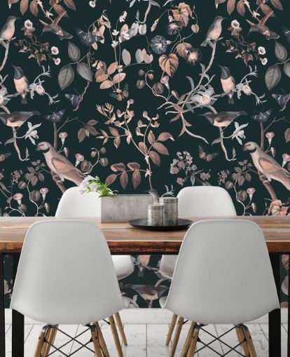 Fondo oscuro con papel pintado de vides y pájaros de color beige y blanco