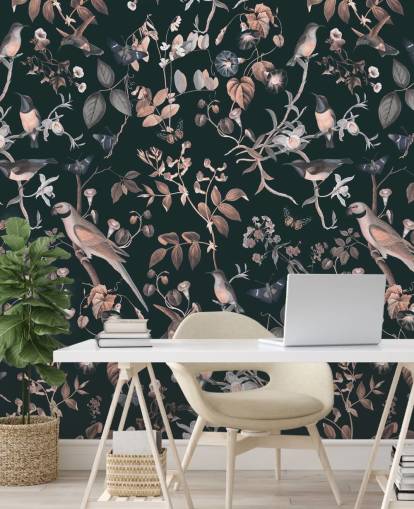 Fondo oscuro con papel pintado de vides y pájaros de color beige y blanco