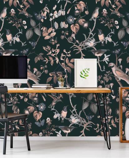 Fundo escuro com papel de parede de videiras e pássaros bege e branco