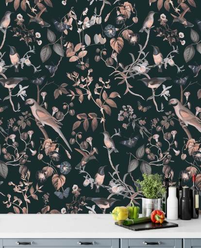 Fondo oscuro con papel pintado de vides y pájaros de color beige y blanco