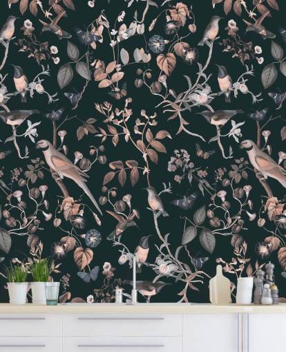 Fundo escuro com papel de parede de videiras e pássaros bege e branco