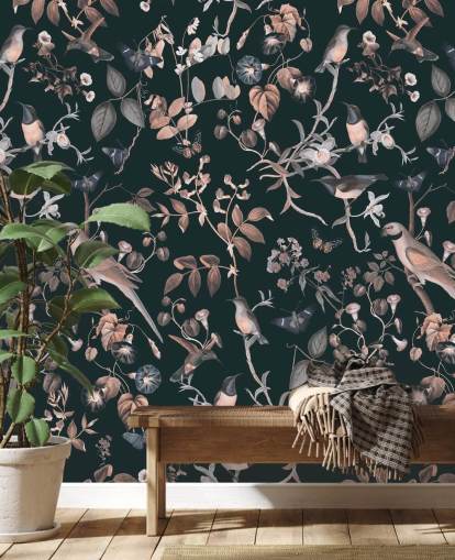 Fondo oscuro con papel pintado de vides y pájaros de color beige y blanco