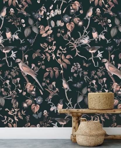 Fondo oscuro con papel pintado de vides y pájaros de color beige y blanco Fondo oscuro con papel pintado de vides y pájaros de color beige y blanco