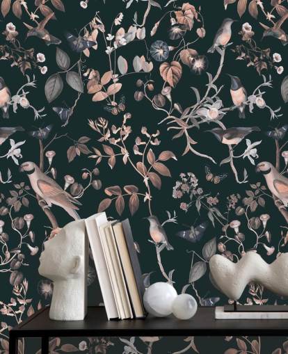 Fundo escuro com papel de parede de videiras e pássaros bege e branco