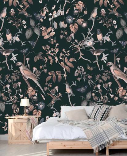 Sfondo scuro con carta da parati beige e bianca con viti e uccelli