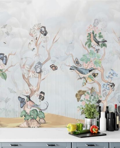 Fondo azul claro con árboles de estilo chinoiserie con pájaros y mariposas