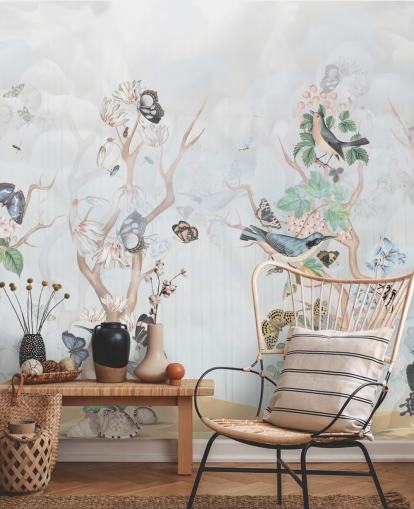 Ljusblå bakgrund med chinoiserie stil träd med fåglar och fjärilar