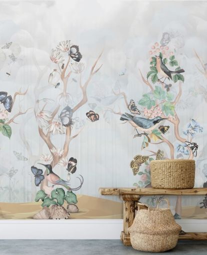 Vaaleansininen tausta chinoiserie-tyylisillä puilla lintujen ja perhosten kanssa Vaaleansininen tausta chinoiserie-tyylisillä puilla lintujen ja perhosten kanssa