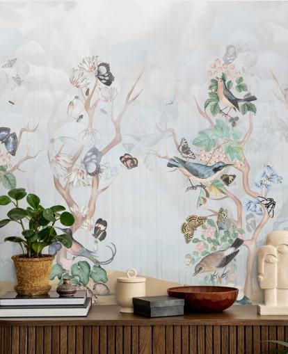 Fondo azul claro con árboles de estilo chinoiserie con pájaros y mariposas Fondo azul claro con árboles de estilo chinoiserie con pájaros y mariposas