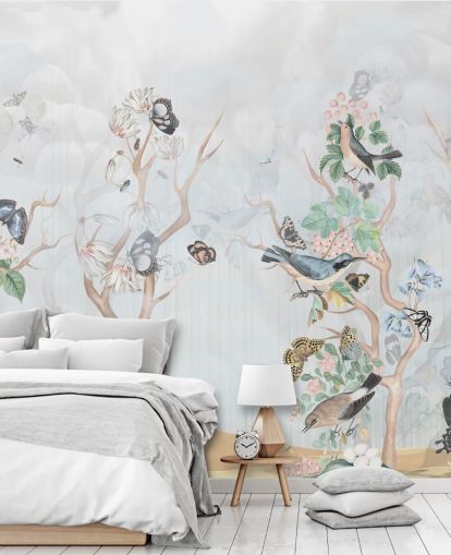 Sfondo azzurro con alberi in stile chinoiserie con uccelli e farfalle
