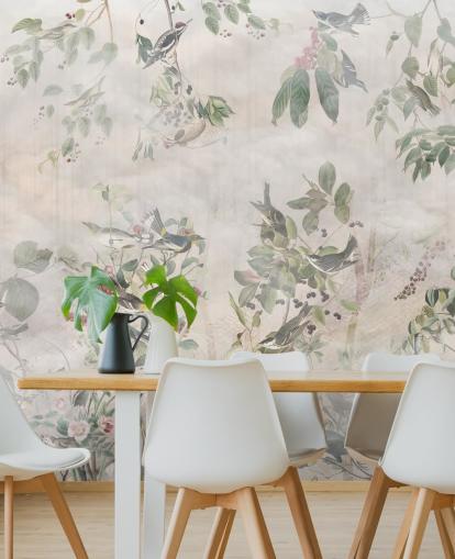 Krem bakgrunn med ulike grønne vinstokker, fugler og røde bær