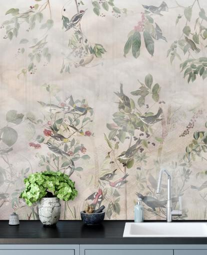 Crèmekleurige achtergrond met verschillende groene wijnstokken, vogels en rode bessen Crèmekleurige achtergrond met verschillende groene wijnstokken, vogels en rode bessen