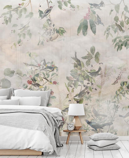 Cremefarbener Hintergrund mit verschiedenen grünen Reben, Vögel und roten Beeren