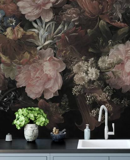 Fondo negro con flores grandes y realistas de color blanco y rosa