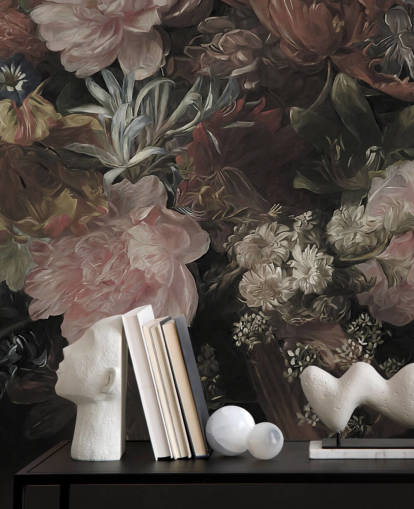 Zwarte achtergrond met realistische en grote witte en roze bloemen Zwarte achtergrond met realistische en grote witte en roze bloemen