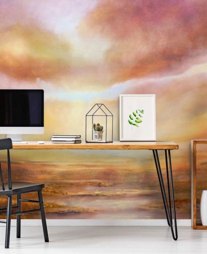 Pintura abstrata de uma paisagem amarela e rosa com o sol brilhando através das nuvens