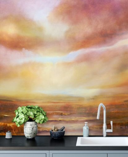 Pintura abstrata de uma paisagem amarela e rosa com o sol brilhando através das nuvens