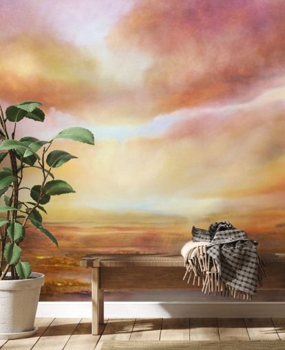 Dipinto astratto di un paesaggio giallo e rosa con il sole che splende tra le nuvole