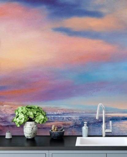 Peinture abstraite rose et violette représentant des nuages dans le ciel et une rivière