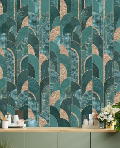 Papel pintado art decó verde azulado oscuro y claro con formas doradas