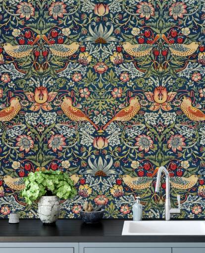 Carta da parati murale con uccelli, fiori e ladri di fragole