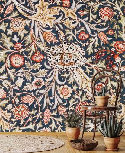 papel pintado con estampado floral azul marino y rojo de William Morris