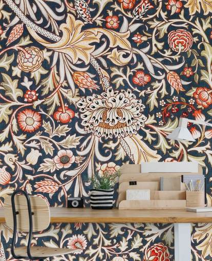 marineblauw en rood bloemenpatroon behang van William Morris
