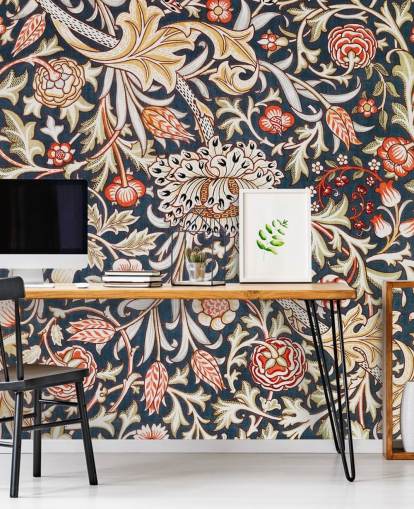 marineblauw en rood bloemenpatroon behang van William Morris