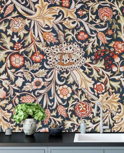 marineblaue und rote Blumenmustertapete von William Morris marineblaue und rote Blumenmustertapete von William Morris