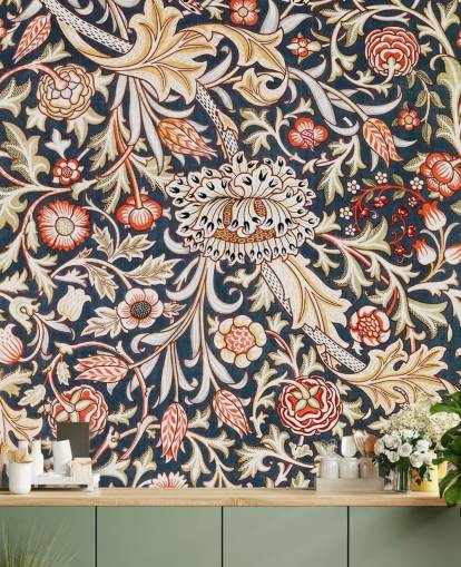 marineblå og rød blomstermønstret tapet av William Morris