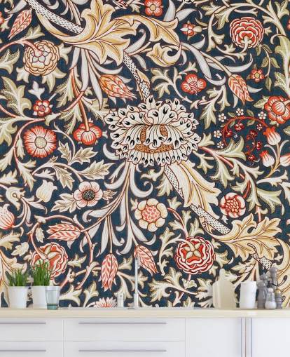 papel pintado con estampado floral azul marino y rojo de William Morris