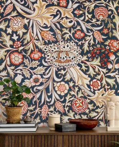 papel pintado con estampado floral azul marino y rojo de William Morris