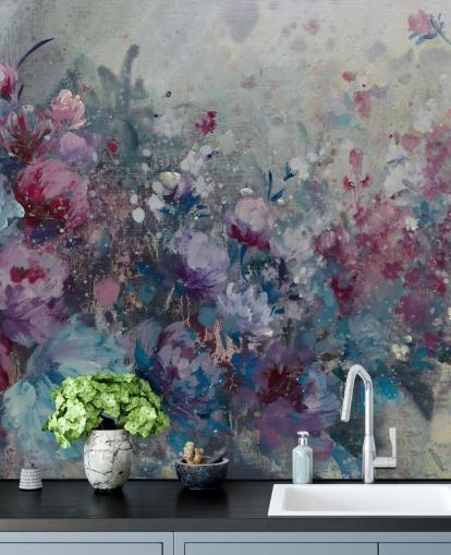 mural de papel pintado floral azul y morado