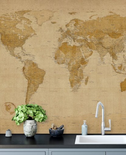 murale antico con mappa del mondo