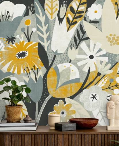 mosterd, blauw en wit bloemenpatroon behang