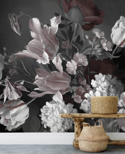 mural de pared floral oscuro con ramo de tulipanes