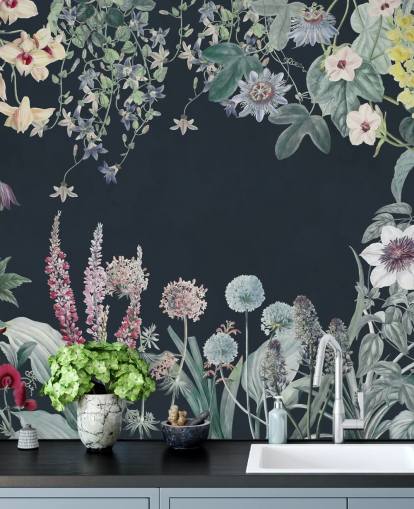 prachtige bloemenmuurschildering in marineblauw