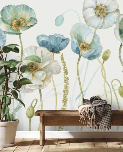 carta da parati murale con fiori blu chiamata Greenhouse Flowers di Lisa Audit per salotti e sale da pranzo