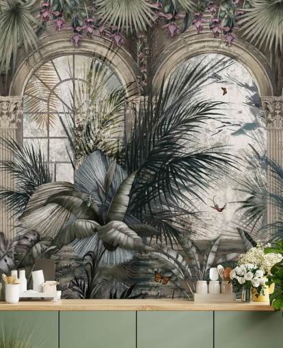 Fenêtres cintrées et papier peint de la jungle à colonnades