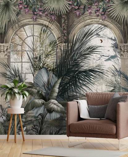 Fenêtres cintrées et papier peint de la jungle à colonnades