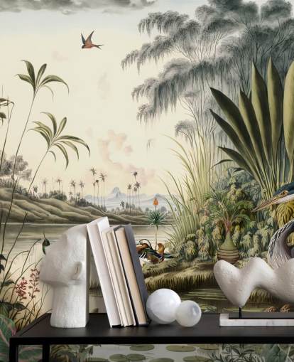 Carta da parati con fiume tropicale con palme e uccelli