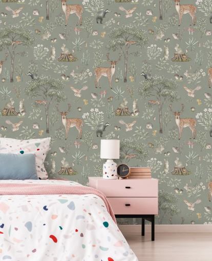 papel de parede verde para crianças chamado Green Fantastic Forest de Kikki Belle para creches e quartos infantis