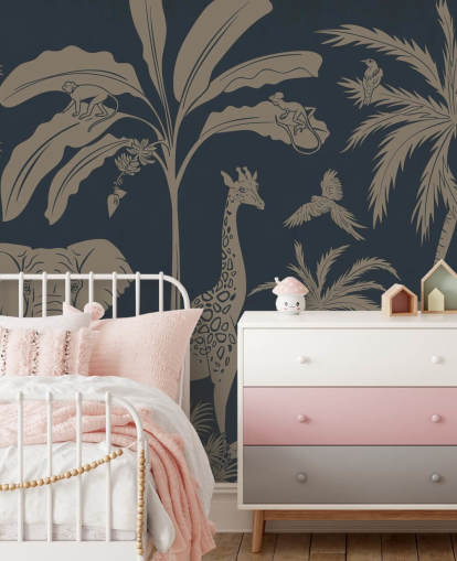 papier peint mural de la jungle bleu foncé appelé Monochrome Jungle - Vintage Blue de Kikki Belle pour les chambres d'enfants et les crèches