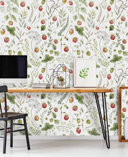 rode en groene Kikki Belle behangmuurschildering genaamd Strawberry Hill voor kinderdagverblijven, keukens en speelkamers