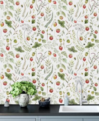rød og grøn Kikki Belle tapetmaleri kaldet Strawberry Hill til planteskoler, køkkener og legerum