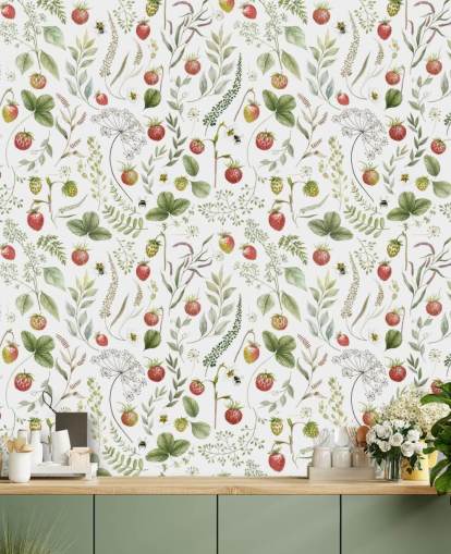 papier peint mural Kikki Belle rouge et vert appelé Strawberry Hill pour les crèches, les cuisines et les salles de jeux