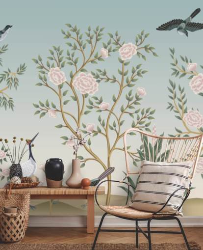 blaues Chinoiserie-Tapetenbild namens Blue Chinoiserie Bird Sanctuary für Schlafzimmer und Wohnzimmer